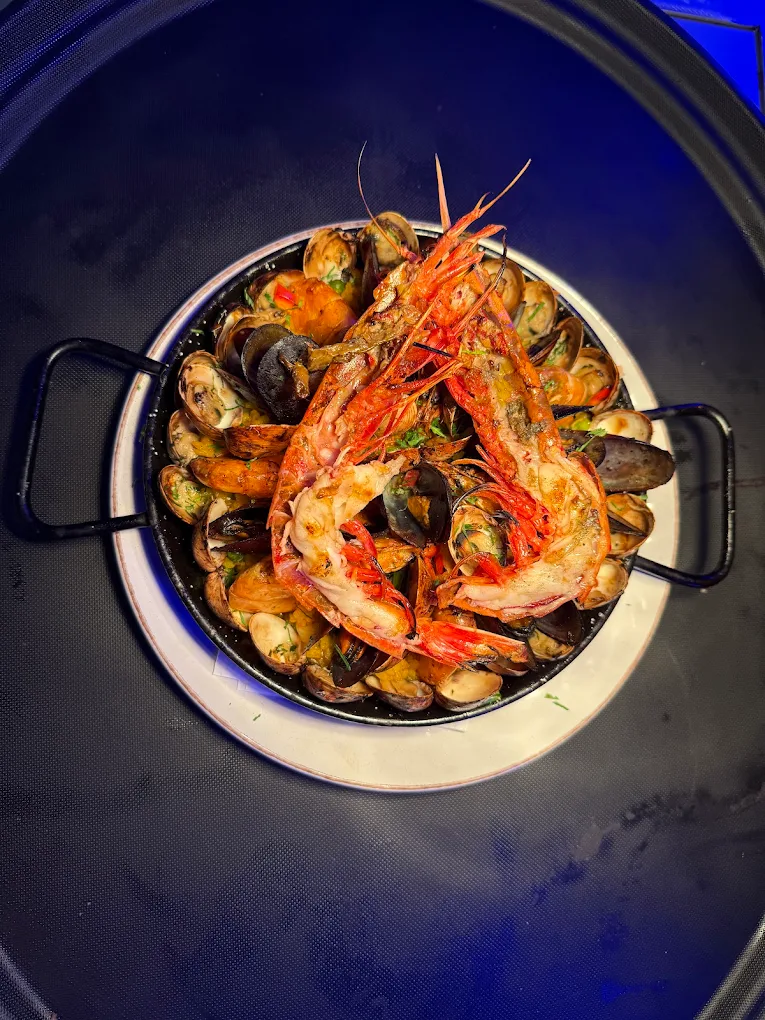 Cataplana de marisco servida à mesa